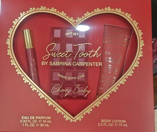 SABRINA CARPENTER
Cherry Baby
Eau de Parfum Spray Gift Set